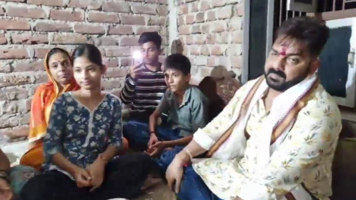 पवन सिंह ने भरत तिवारी के परिवार से मुलाकात की.  (Photo: Screengrab) 
