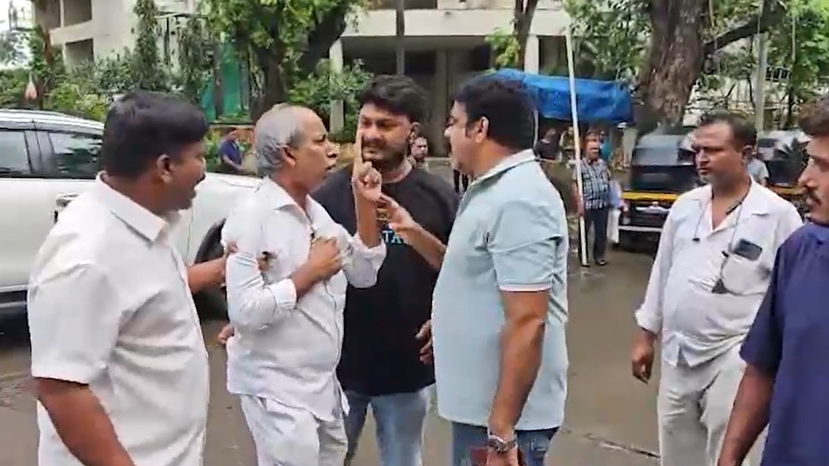 कांदिवली लिंक रोड पर मराठी भाषा की अनिवार्यता के विरोध में प्रदर्शन.(Photo- ITG)