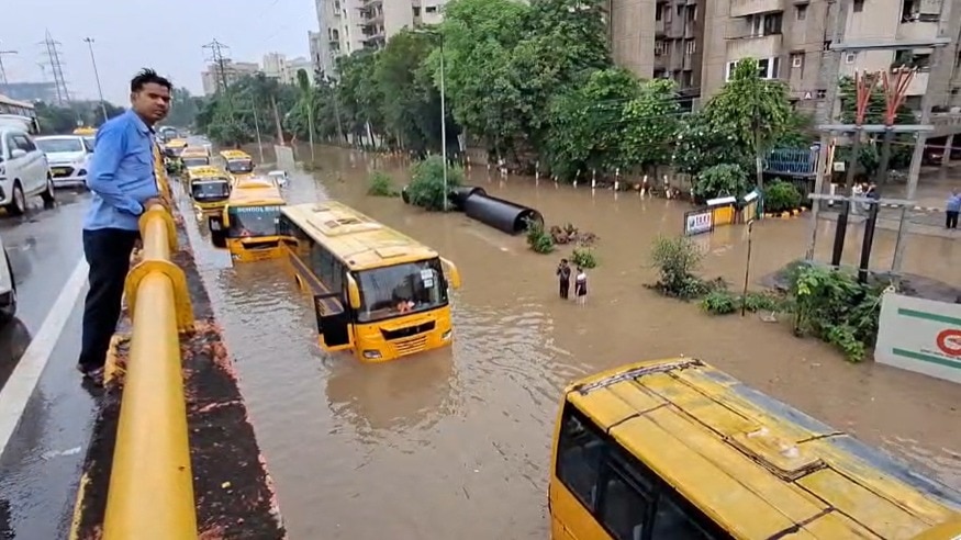गुरुग्राम में स्कूल बसें पानी में आधी डूब गईं. (Photo- ITGD)