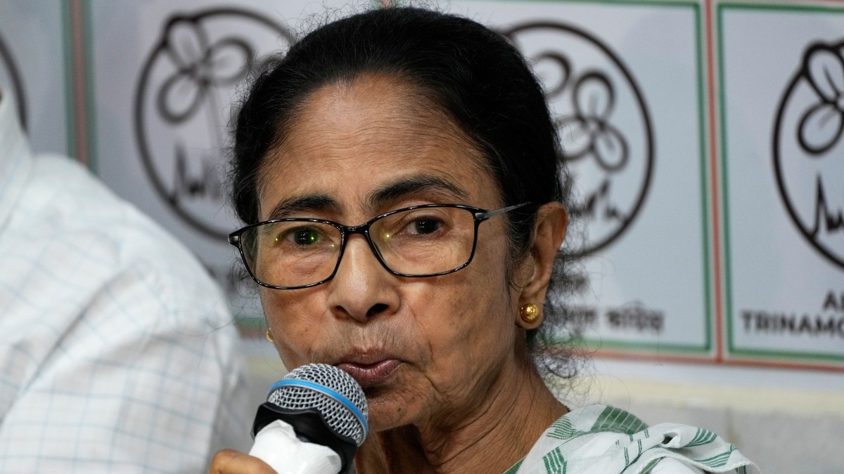 TMC ने बागी गुट की सदस्यता अयोग्य करार देने की मांग की. (Photo- AP)