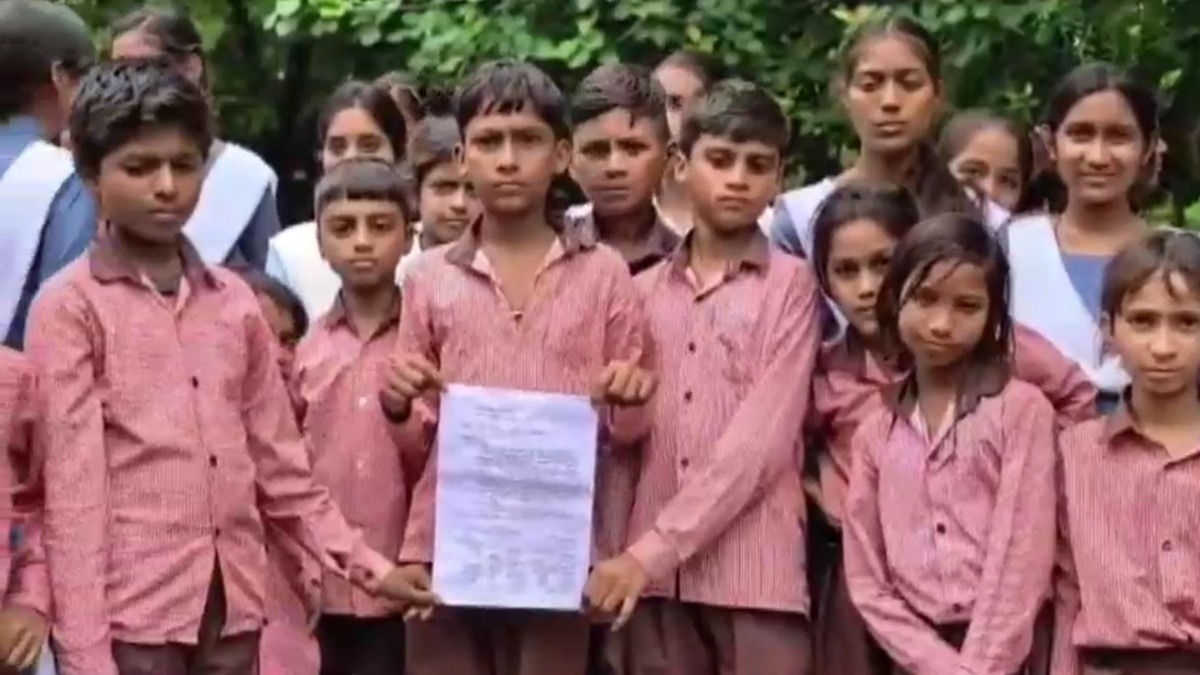 सड़क के लिए कलेक्ट्रेट पहुंचे स्कूली बच्चे. (Photo: Screengrab) 