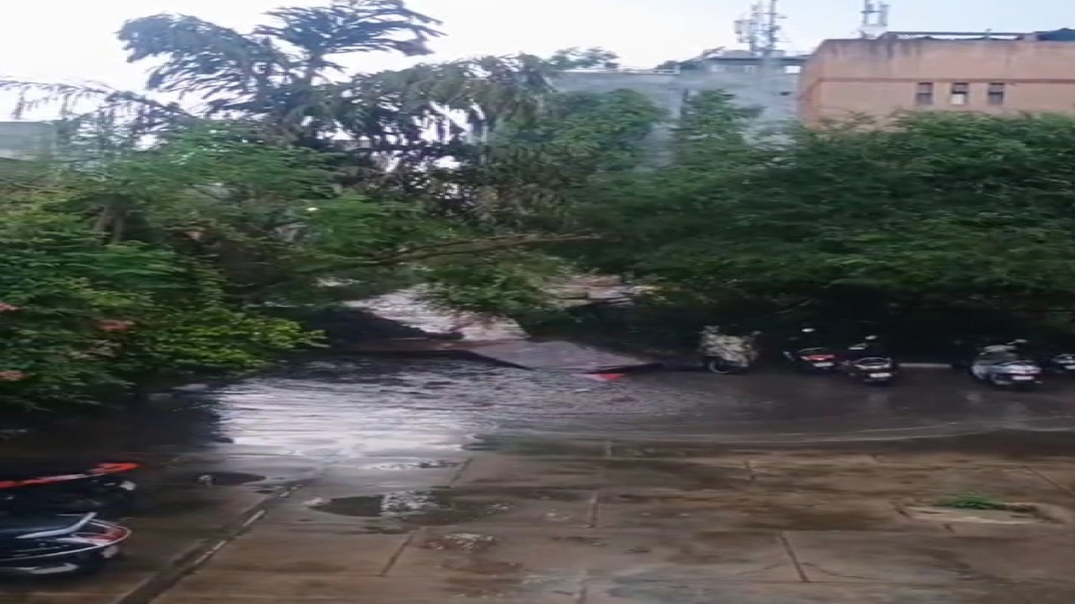 स्कूल की दीवार गिरने से बाल-बाल बचे बच्चे. (Photo: Screengrab)