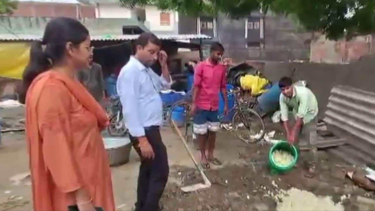 नोएडा में FDA ने नष्ट किए 100 किलो रसगुल्ले, भिनक रही थीं मक्खियां