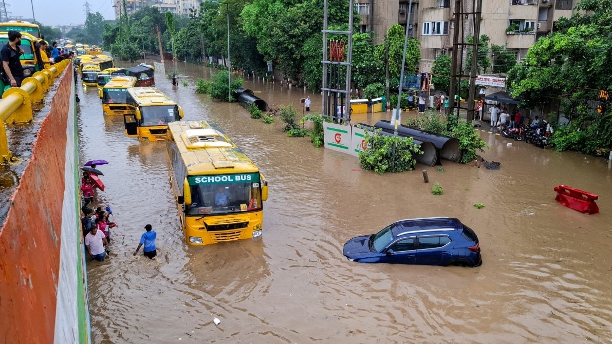 गुरुग्राम में सोमवार को बारिश के बाद भारी जलभराव हो गया