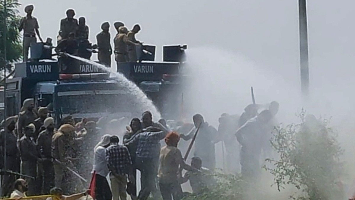 चंडीगढ़ पुलिस ने प्रदर्शनकारियों पर वॉटर कैनन का इस्तेमाल किया था. (Photo: PTI)