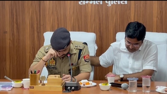 IPS केके बिश्नोई को भावुक देखकर IAS अंकित खंडेलवाल भी खुद को नहीं संभाल सके (Photo ITG)