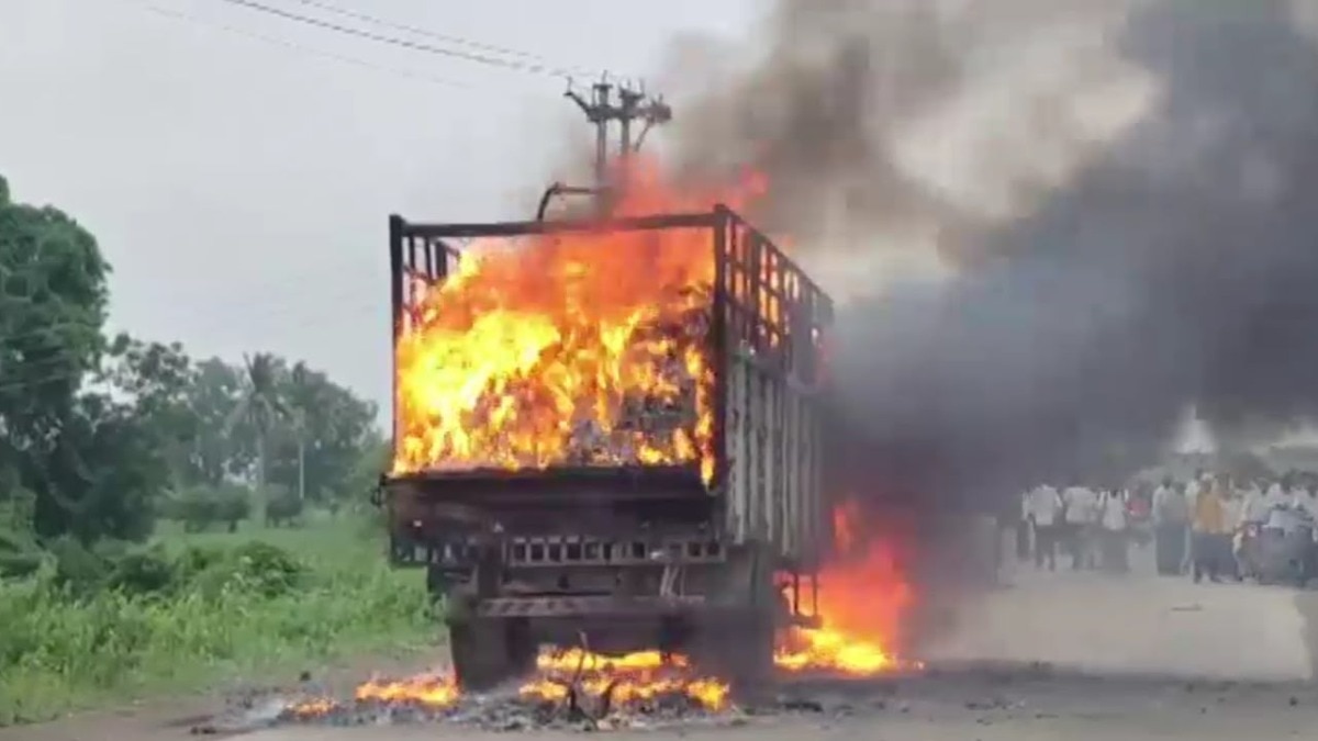 हादसे के बाद गुस्साए लोगों ने ट्रक में आग लगा दी (screengrab ITG) 