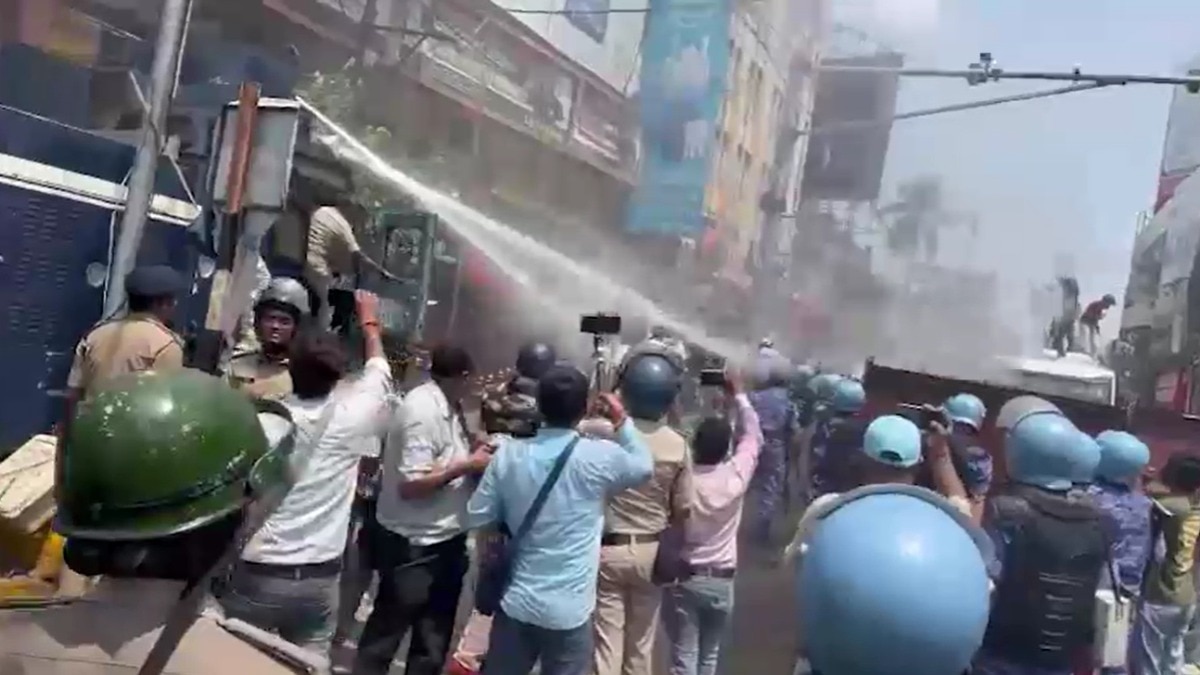 छात्रों पर वॉटर कैनन का इस्तेमाल करते पुलिसकर्मी. (photo: Screengrabs)