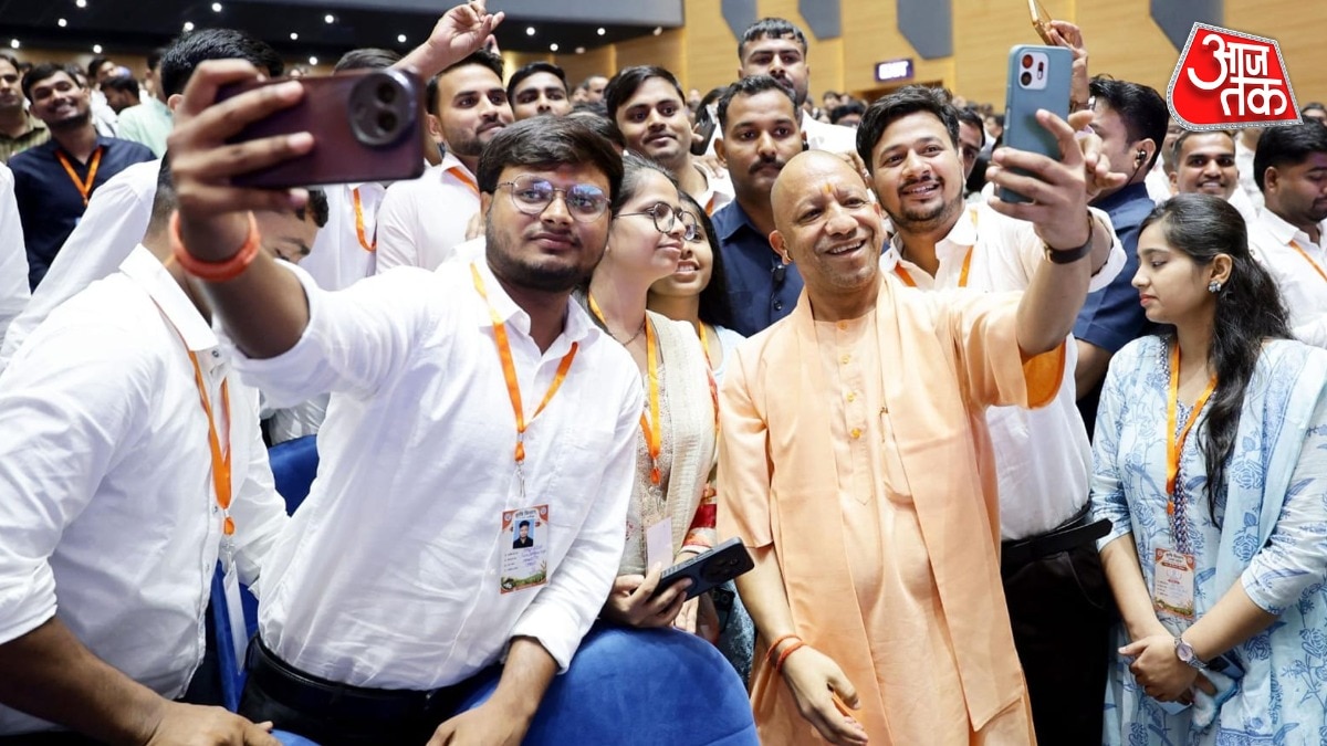 नियुक्ति पत्र पाने वाले युवाओं की मांग पर उनके बीच पहुंचे सीएम योगी और ली सेल्फी