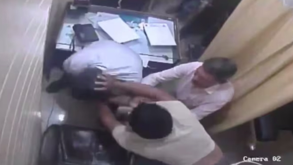 कल्याण के भानु ज्योत अस्पताल में डॉक्टर से मारपीट की घटना CCTV कैमरे में कैद हो गई. (Photo- Screengrab)