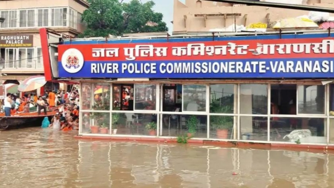 दशाश्वमेध घाट पर बाढ़ के पानी से जल पुलिस चौकी आधी डूबी (Photo-ITG)