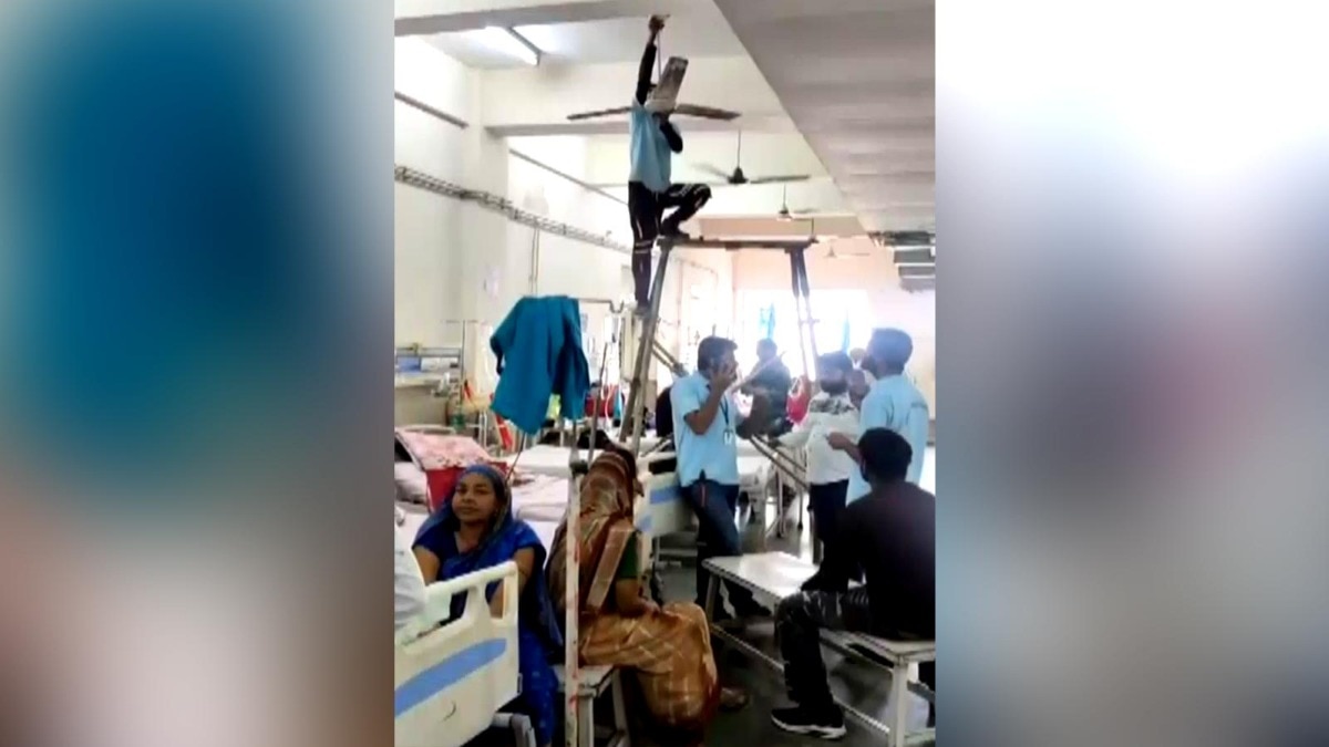 अस्पताल के ENT वार्ड में छत से गिरा पंखा. (Photo: Screengrab)