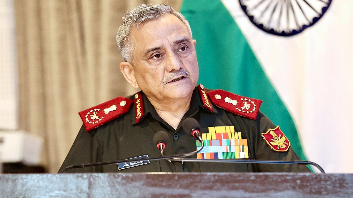 ऑपरेशन सिंदूर पर तीनों सेनाओं की बड़ी रणनीति के बारे में बताया पूर्व सीडीएस अनिल चौहान. (Photo: ITG)