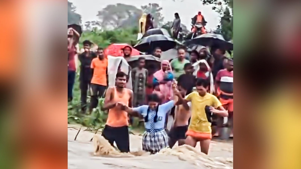 तेज बहाव में फंसे बच्चे, डूबने लगे तो ग्रामीणों ने बचाया. (Photo: Screengrab)