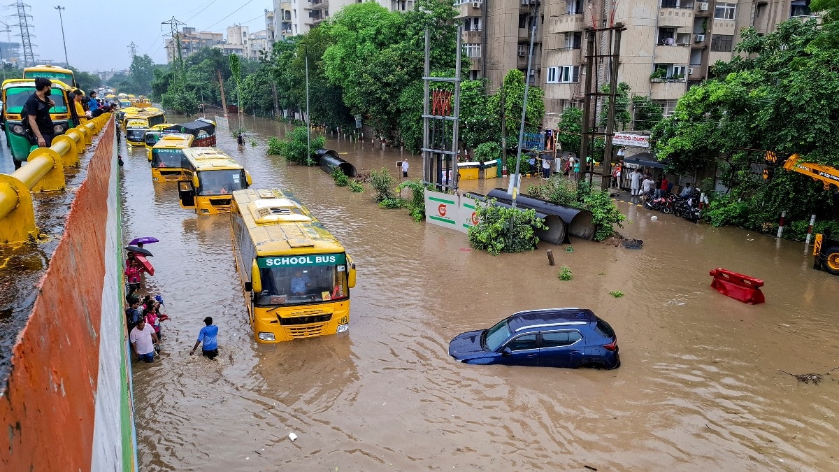 जलभराव में फंसे बच्चों का भूख-प्यास से बुरा हाल हो गया. (Photo- PTI)