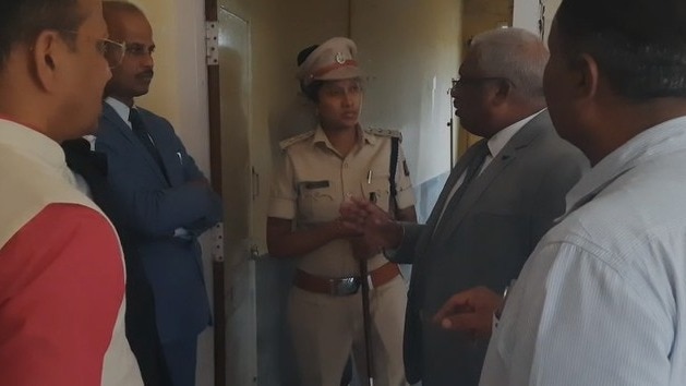 कर्नाटक के मांड्या में अंडरट्रायल कैदी को VIP ट्रीटमेंट दिए जाने का मामला सामने आया है