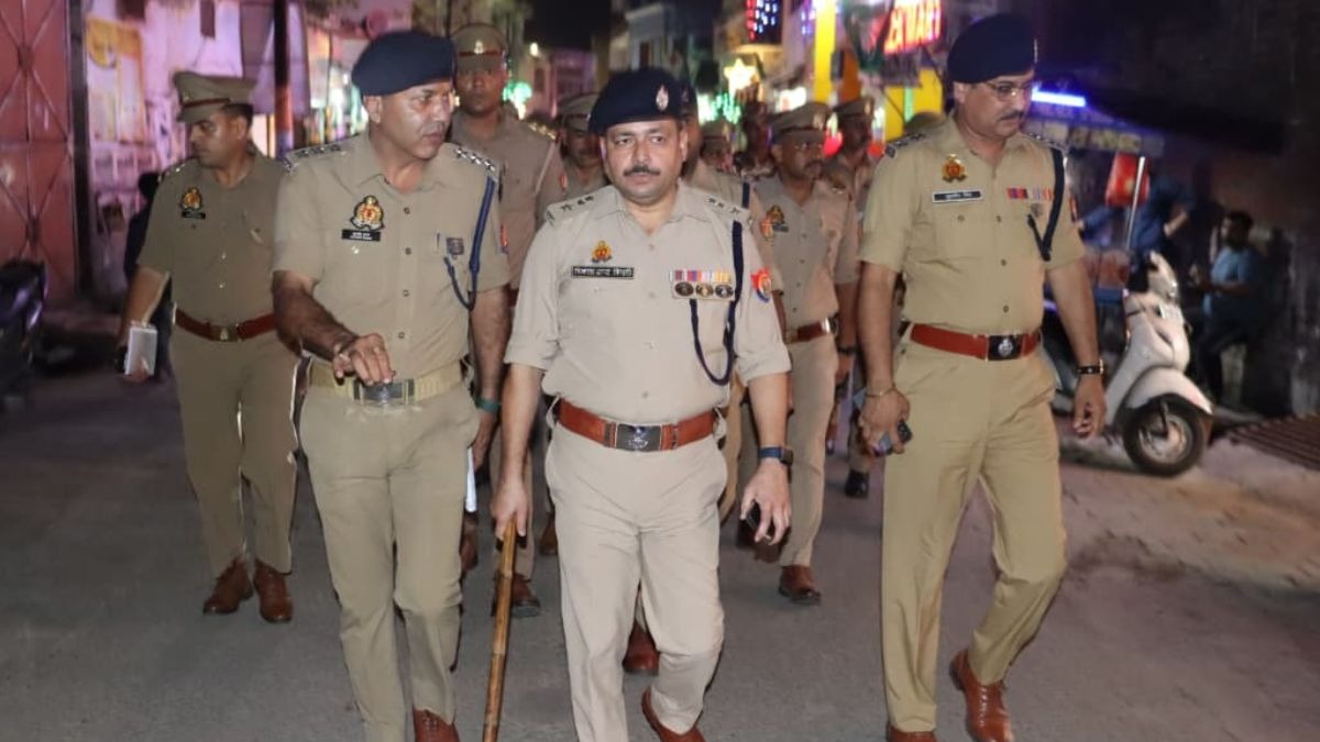 आधी रात को संभल की सड़कों पर उतरे एसपी. (Photo: Screengrab)
