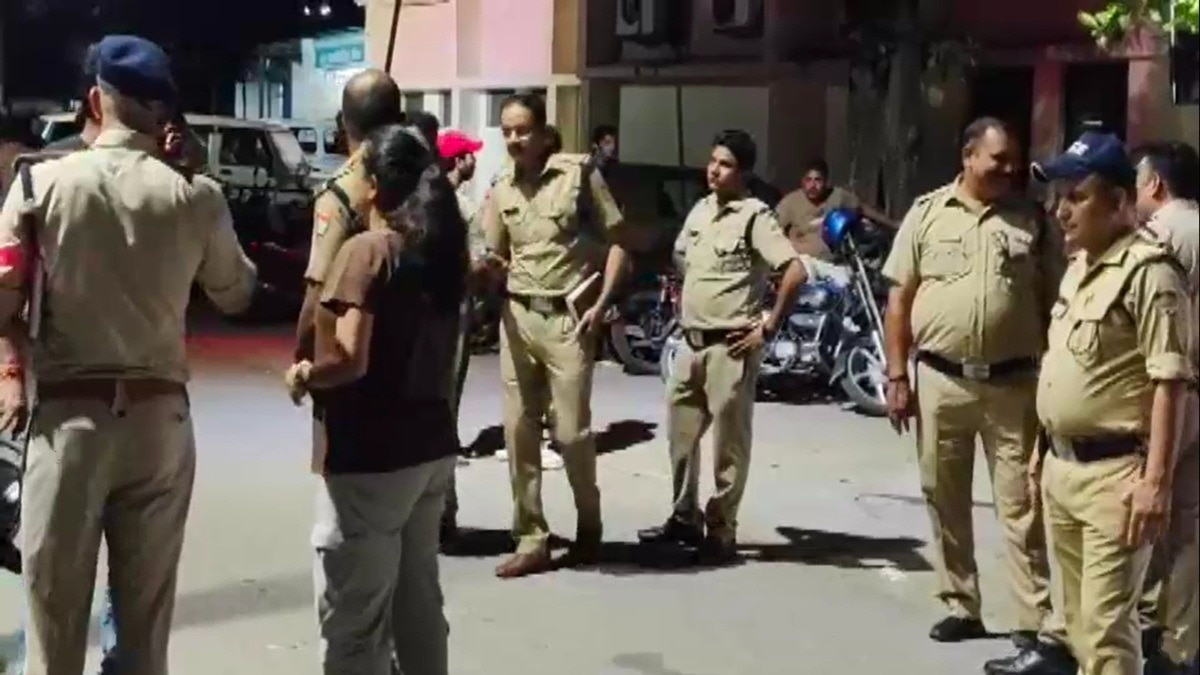 हत्याकांड के बाद घटनास्थल पर पहुंची पुलिस. (Photo: Screengrabs)