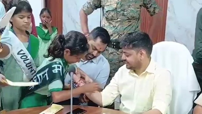 Dhanbad School Girls tie rakhi to police officers