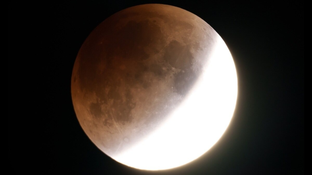 साल का दूसरा चंद्र ग्रहण (Photo: AP)