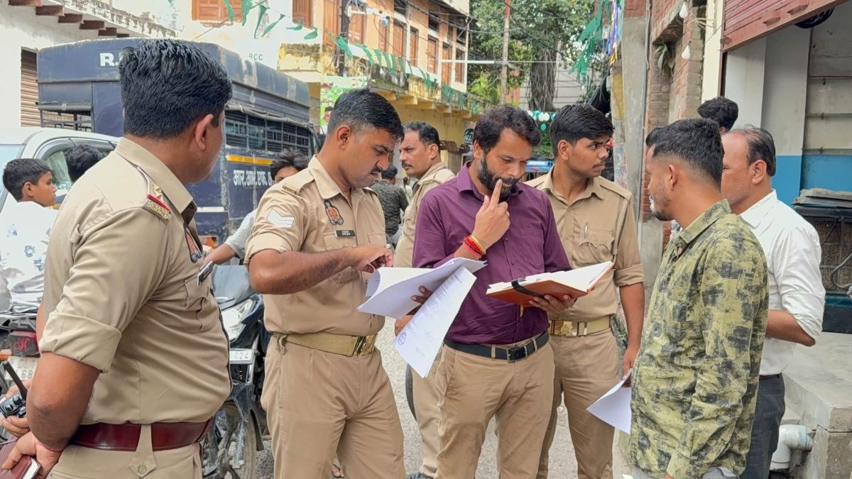 दुकानदारों को सात दिन का दिया गया समय. (Photo: ITG)