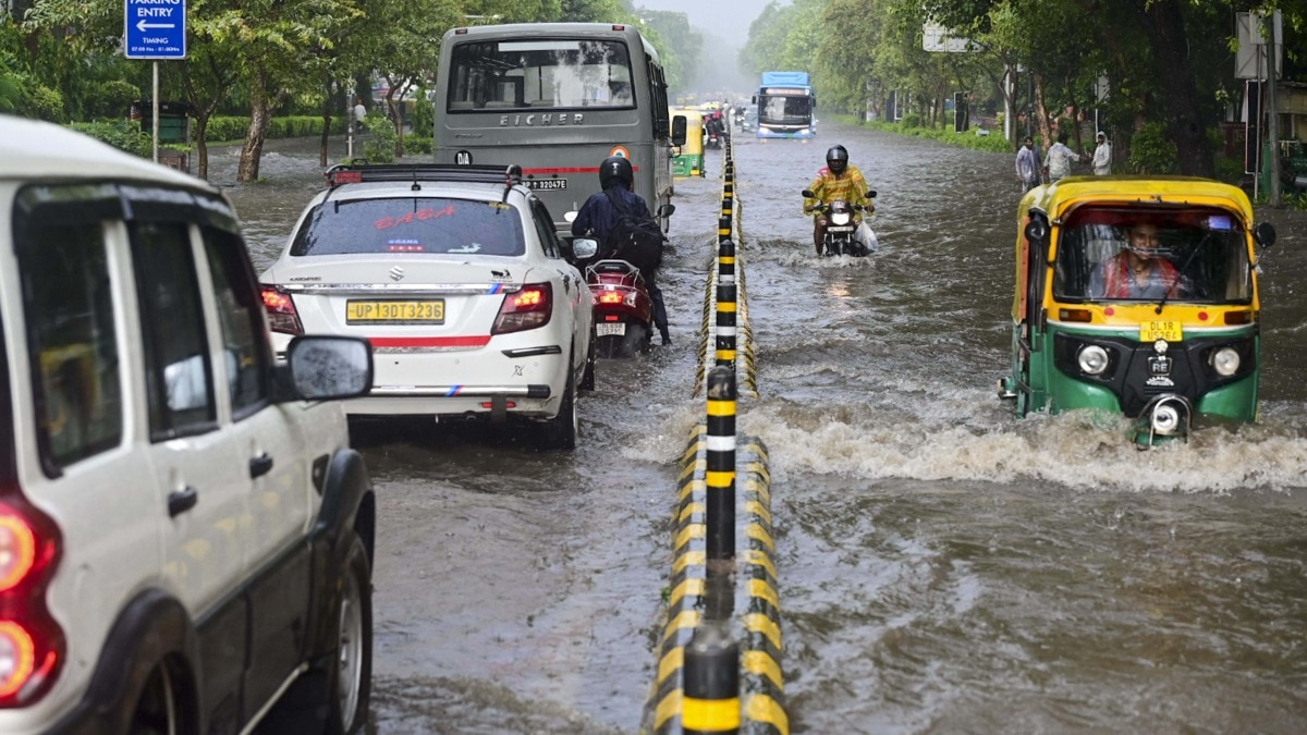 New Delhi: Vehicles make their way through the waterlogged Baba Kharak Singh road after heavy rainfall, in New Delhi, Tuesday, Aug. 25, 2026. (PTI Photo)(PTI08_25_2026_000017A)