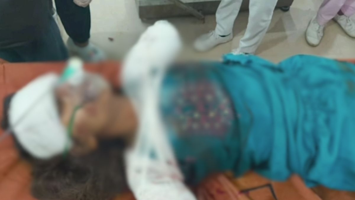 दोस्तों संग रील बनाने रेलवे ट्रैक पर पहुंची थी लड़की. (Photo: Screengrab)
