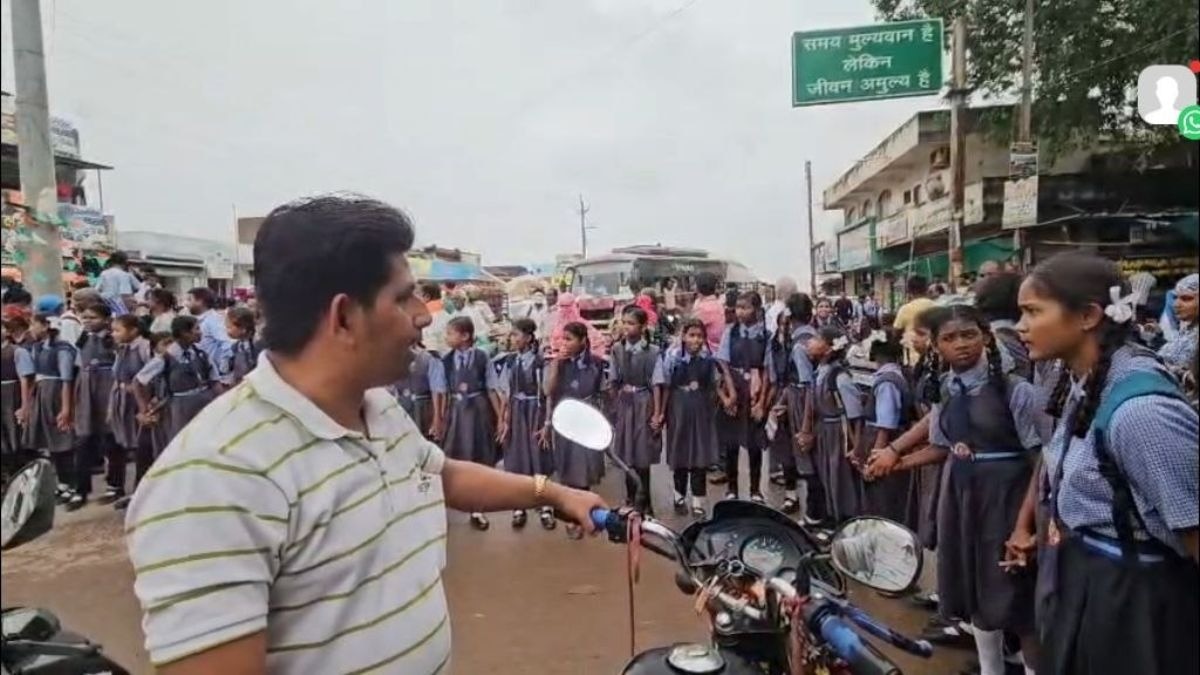 सड़कों पर छात्र. 