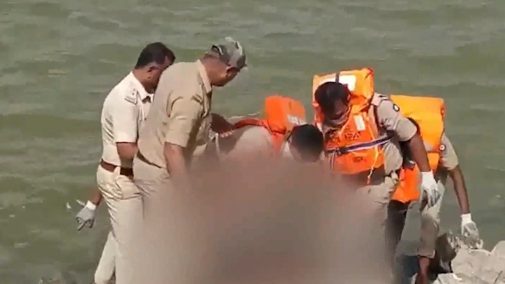 कर्नाटक में झील से बरामद शव सड़ चुके थे. (Photo- Screengrab)