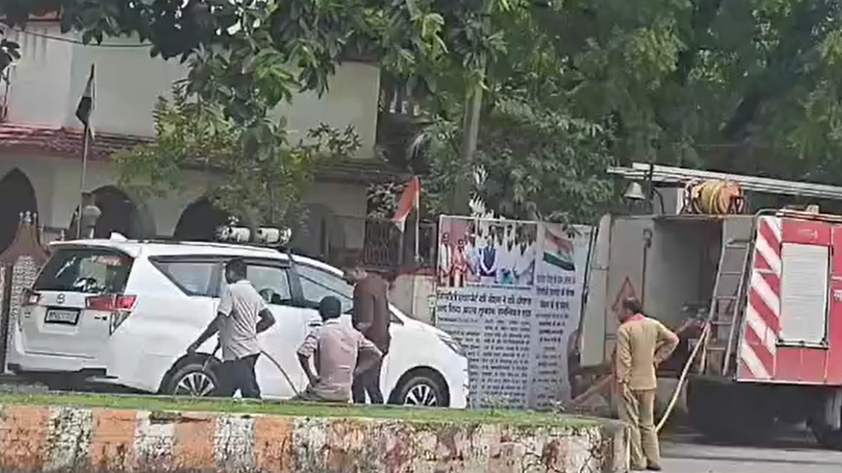 प्राइवेट कार की फायर ब्रिगेड से धुलाई पर घिरे BJP विधायक रामनिवास शाह (Photo-Screengrab)
