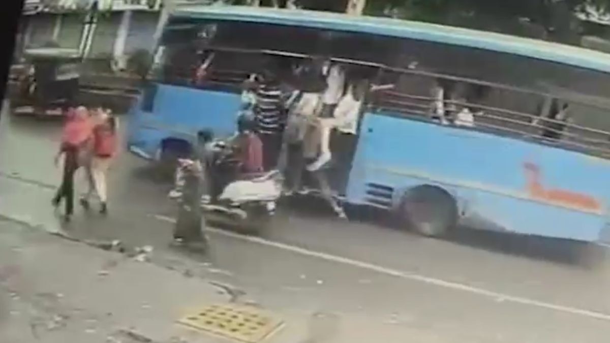 गेट पर लटका था युवक, गिरने के बाद बस के नीचे आ गया. (Photo: Screengrab)