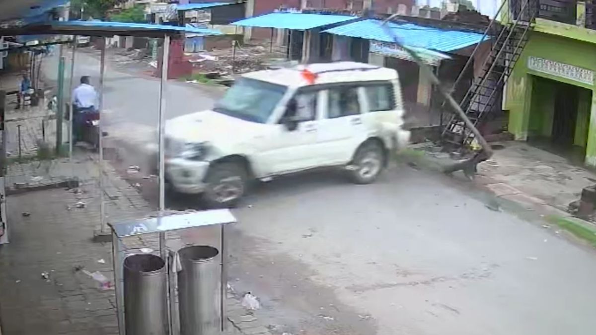 गाड़ी में एक नाबालिग सहित दो लोग सवार थे. (Photo: Screengrab)