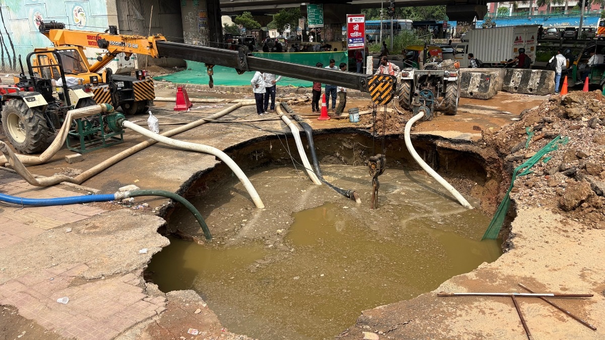 गुरुग्राम के IFFCO चौक पर सड़क धंसने से बना 25 फीट गहरा गड्ढा (Photo: ITG)