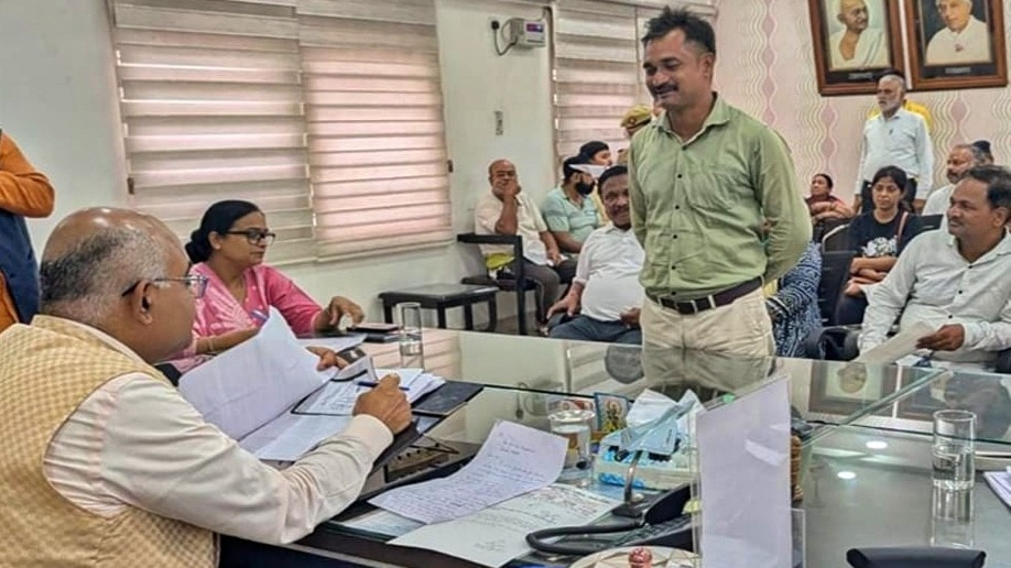 फरियादी की पान मसाला खाने की आदत पर डीएम का तंज (Photo- ITG)