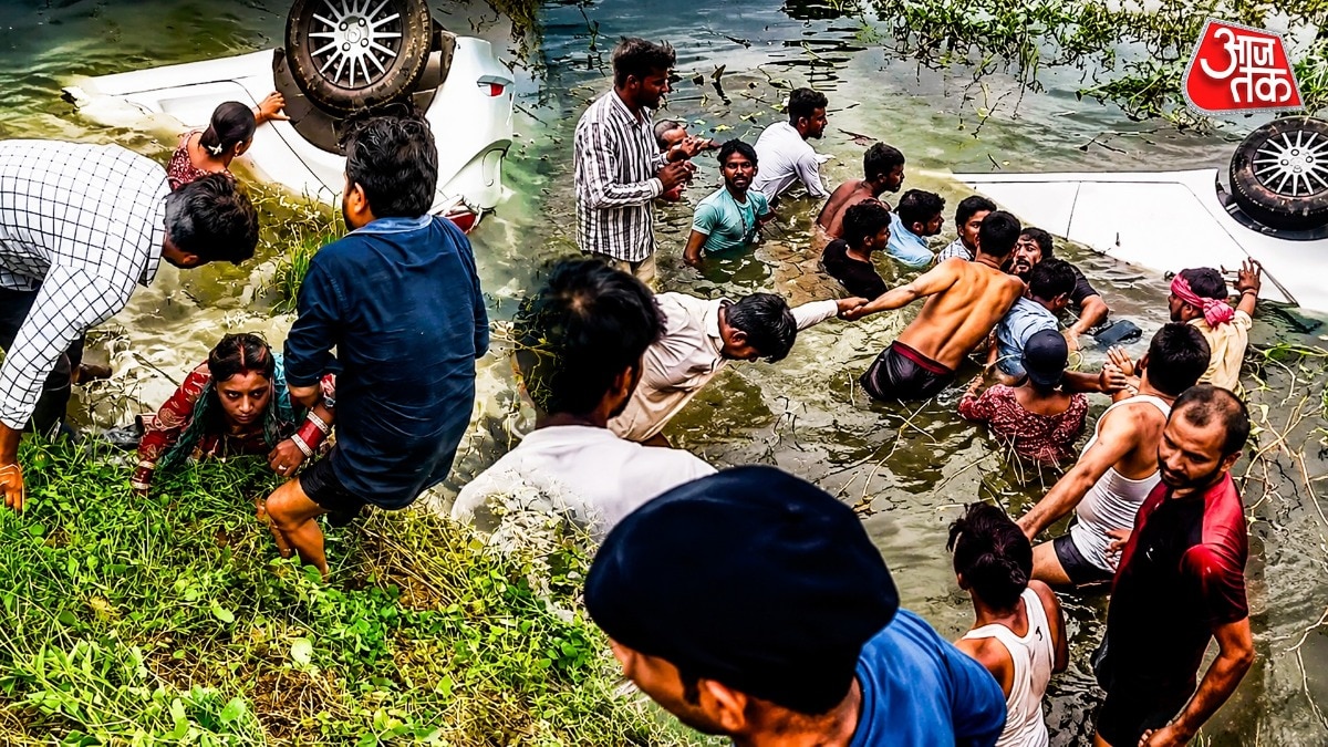 बाइक सवार को बचाने में अनियंत्रित कार पानी में गिरी. (Photo: ITG)