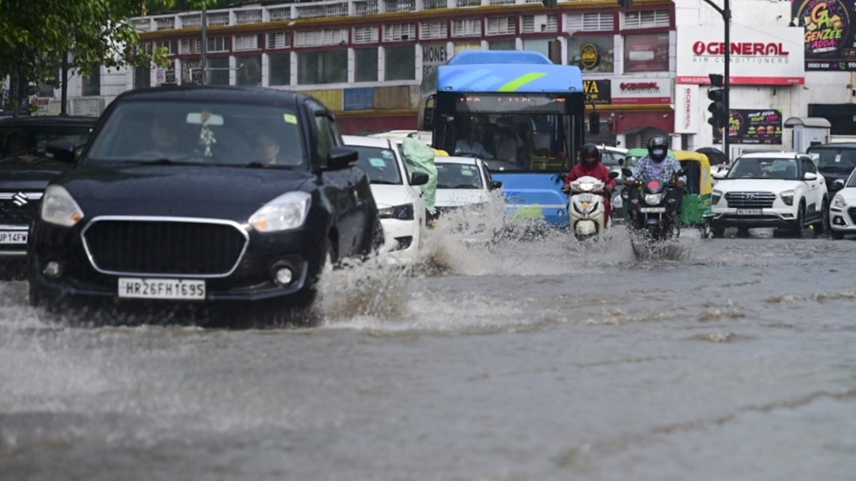 दिल्ली में भारी बारिश से कई इलाकों में सड़कें जलमग्न हो गई हैं. (Photo-PTI)