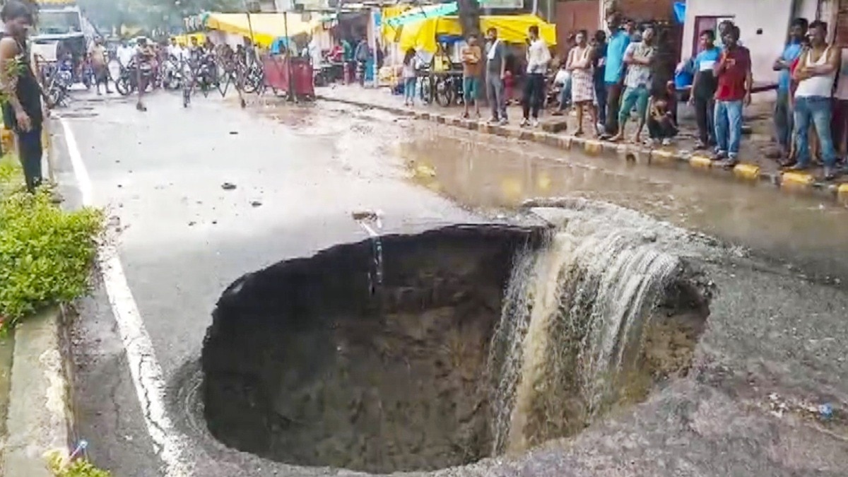 कानपुर के जाजमऊ में बुधवार को भारी बारिश के बाद धंसी सड़क.(Photo:PTI)
