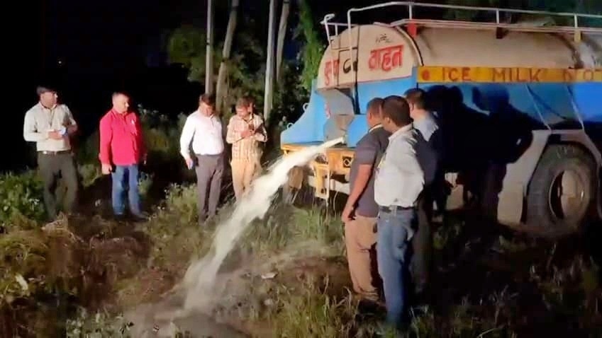 Food Department action in Agra ahead of Raksha Bandhan (Photo: ITG)