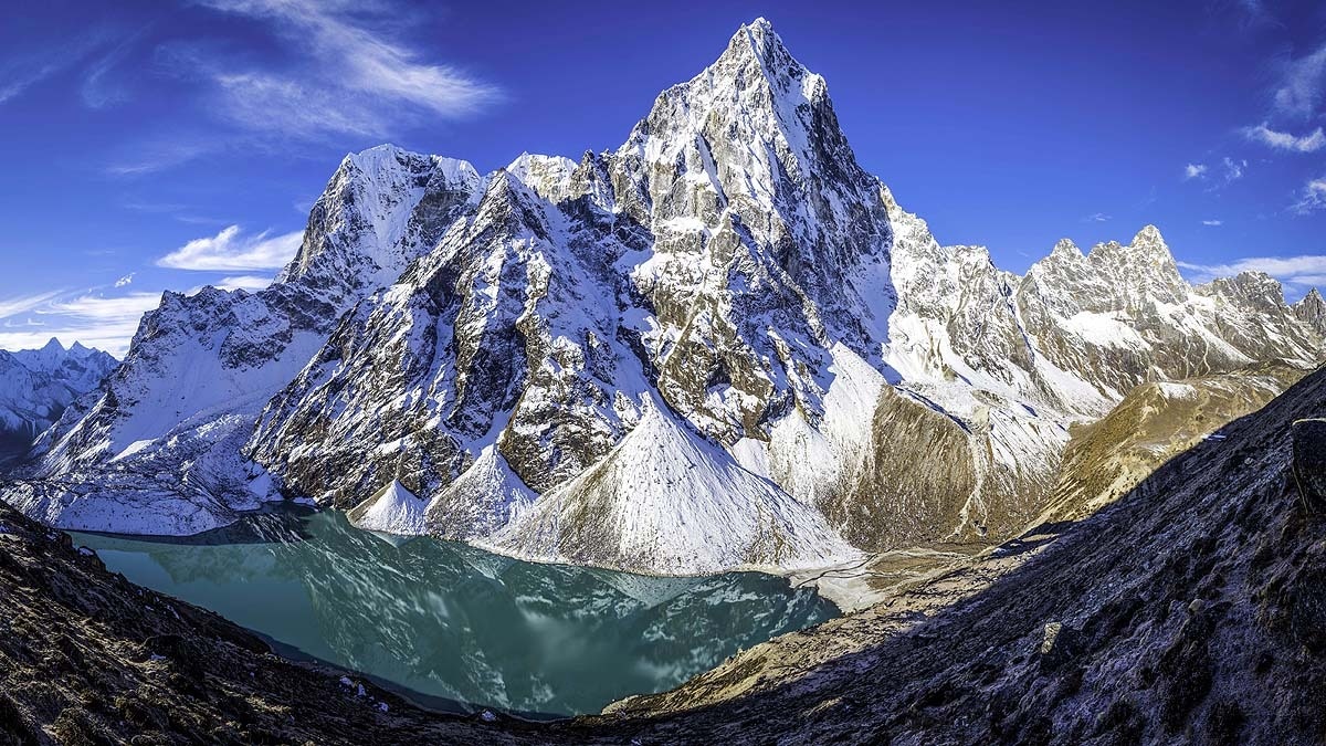 नेपाल के चोलात्से पहाड़ का उत्तरी हिस्सा. इसके नीचे ग्लेशियल लेक बनी हुई है. (Photo: Getty)