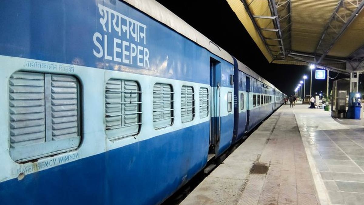 बिना टिकट ट्रेन में बैठने पर जुर्माने के साथ पूरा किराया देना पड़ सकता है. (File Photo)