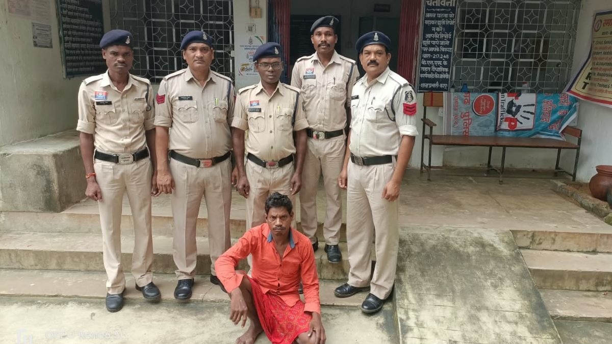 घर के आंगन में जलाया था पत्नी का शव. (Photo: ITG)