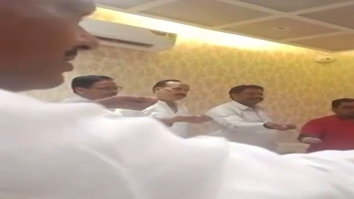 वीडियो वायरल पर भाजपा ने मांगा जवाब तो सपा ने उठाए सवाल. (Photo: Screengrab)