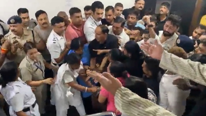तृणमूल कांग्रेस के कार्यालय में पुलिस की कथित अवैध घुसपैठ को लेकर टीएमसी ने गंभीर आरोप लगाए हैं. (Photo-X/@AITCofficial)