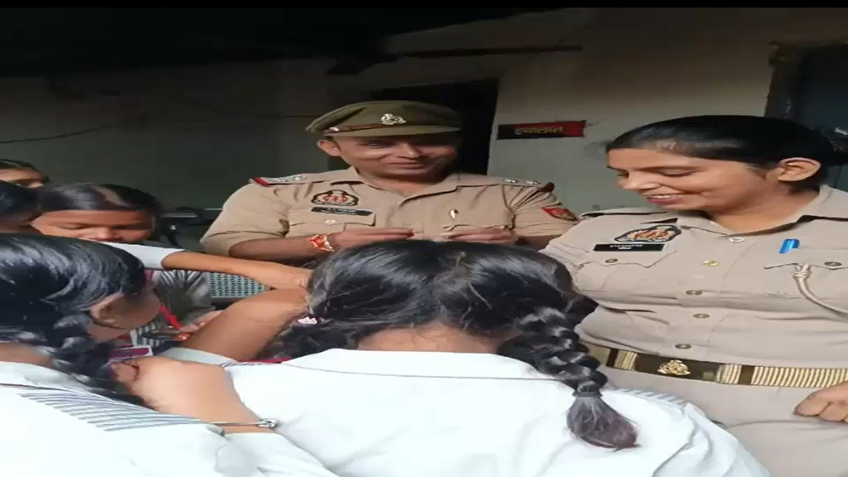 पुलिसवालों की कलाई पर छात्राओं ने बांधी राखी. (Photo: Screengrab)