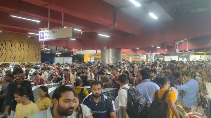 स्टेशन पर दिखा यात्रियों का सैलाब.(Photo: Screengrab)