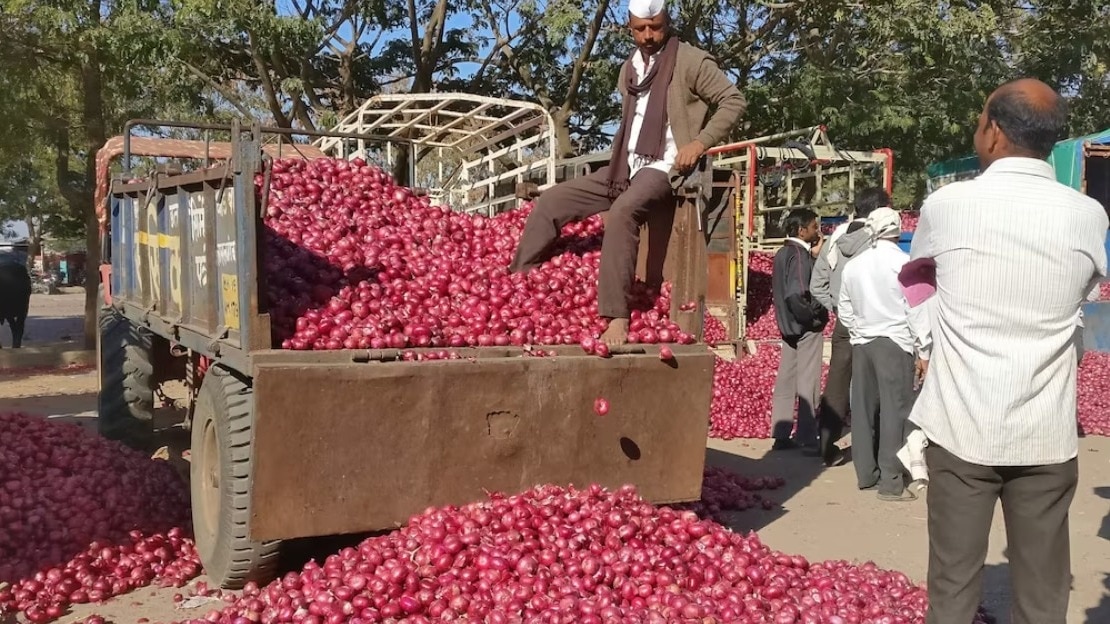 'कांदा एक्सप्रेस' ट्रेन प्याज लेकर दिल्ली पहुंची है. (Photo: Reuters)