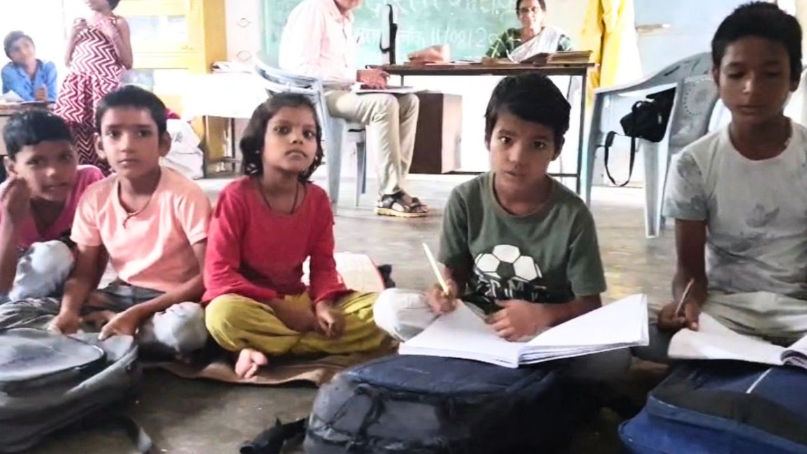 MP में छात्र यूनिफॉर्म ना मिलने से घर के कपड़ों में स्कूल जाने को मजबूर हैं. (Photo-ITG)