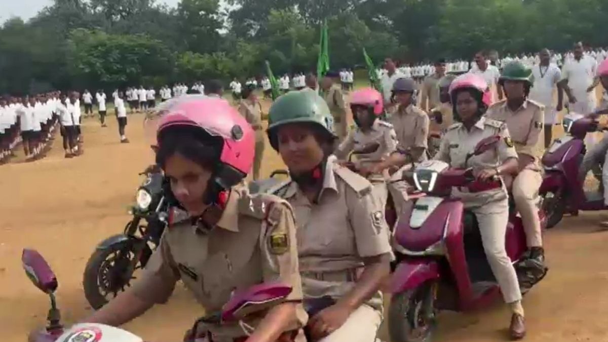 महिला पुलिसकर्मियों की टीम एक्शन भी लेगी. (Photo: Screengrab)