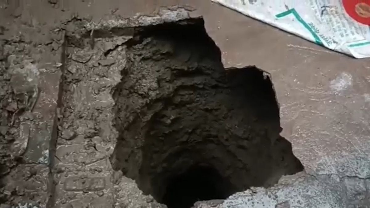 ऑगन में अचानक हो गया गड्ढा. (Photo: Screengrab)