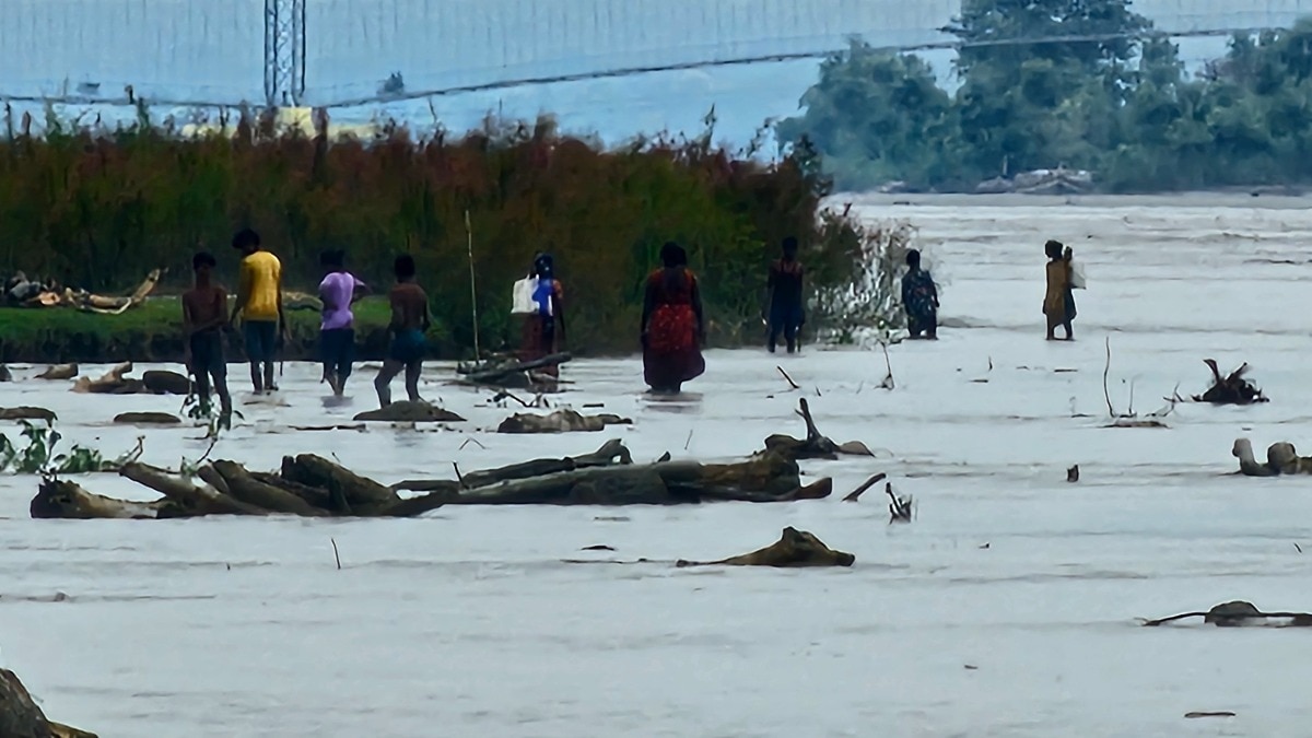 नेपाल में कयामत, नारायणी में मौत का मंजर, 4 शवों में 3 मासूम. (Photo: Screengrab) 